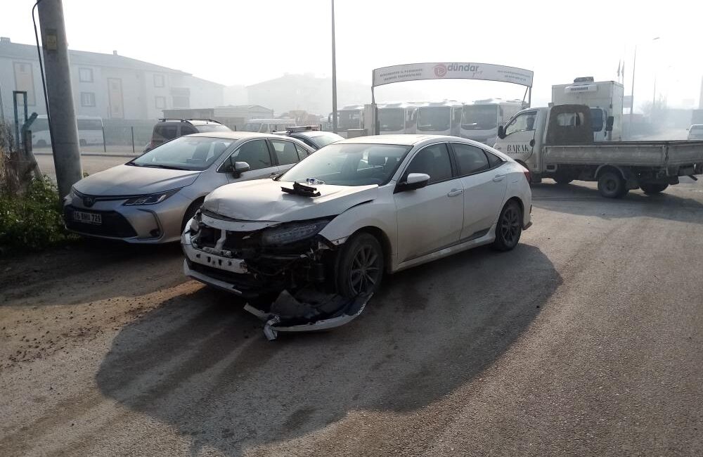 İnegöl Ertuğrulgazi Mahallesi'nde bir otomobil ile kamyonet çarpıştı. Çarpışma sonrasında