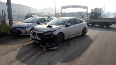 İnegöl Ertuğrulgazi Mahallesi'nde bir otomobil ile kamyonet çarpıştı. Çarpışma sonrasında