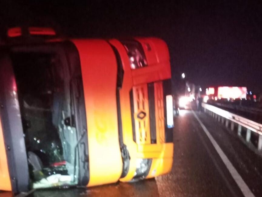 İnegöl’de talaş yüklü tır devrildi, sürücü yaralandı İnegöl'de bulunan Bursa-Ankara kara yolunda Mezit Tüneli yakınlarında talaş yüklü