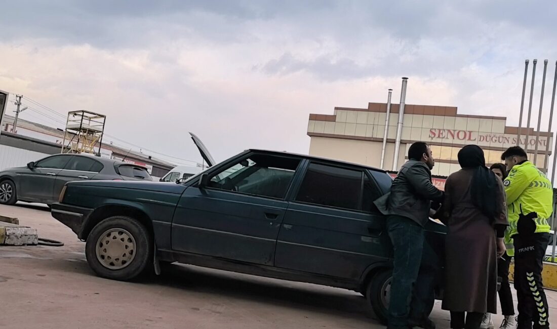 Bursa'nın İnegöl ilçesinde alkollü sürücünün yakıt alırken sergilediği davranışlar, polisi