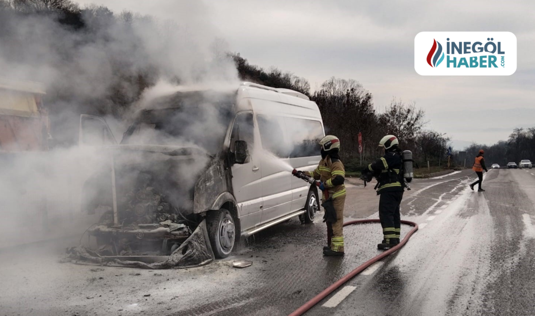 Bursa’nın İnegöl ilçesinden hareket eden servis minibüsü, seyir halindeyken motor
