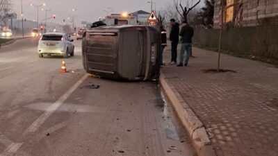 İnegöl Alanyurt üzerinde yaşanan trafik kazasında hafif ticari araç önünde