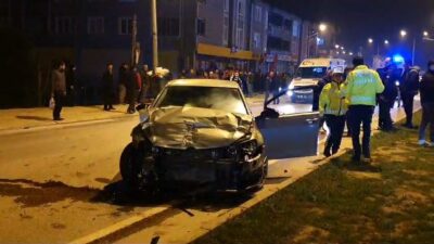 Bursa'nın İnegöl ilçesinde iki otomobil kavşakta çarpıştı. Kazada, 2’si ağır
