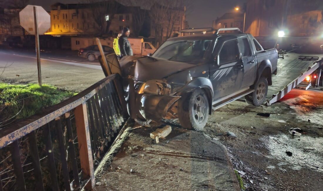 İnegöl de meydana gelen trafik kazasında kamyonet ile ticari araç
