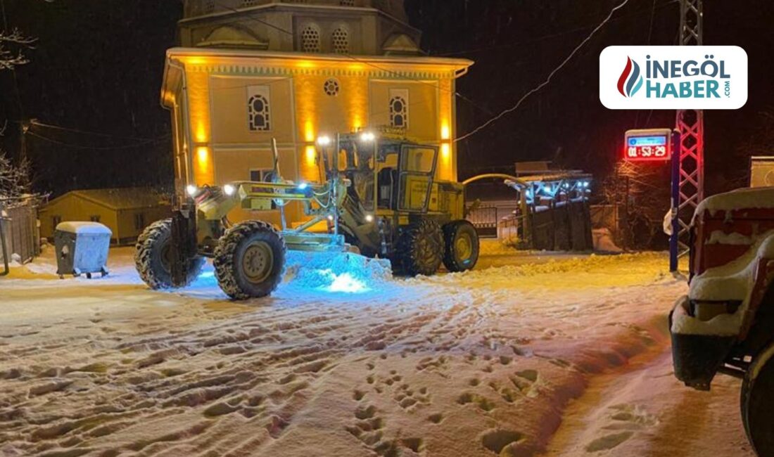İnegöl için beklenen kar geldi ve çattı! Birçok öğrencinin merakla