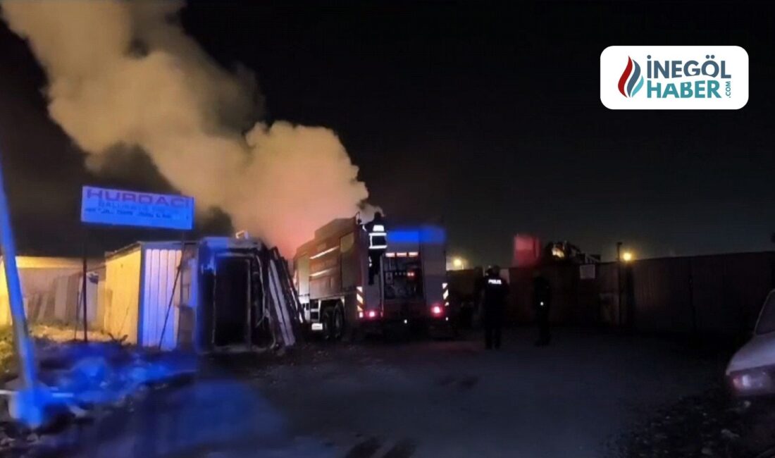 İnegöl’de Geri Dönüşüm Tesisinde Yangın Çıktı Bursa'nın İnegöl ilçesinde bulunan bir geri dönüşüm tesisinde gece saatlerinde