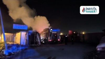 İnegöl’de Geri Dönüşüm Tesisinde Yangın Çıktı Bursa'nın İnegöl ilçesinde bulunan bir geri dönüşüm tesisinde gece saatlerinde