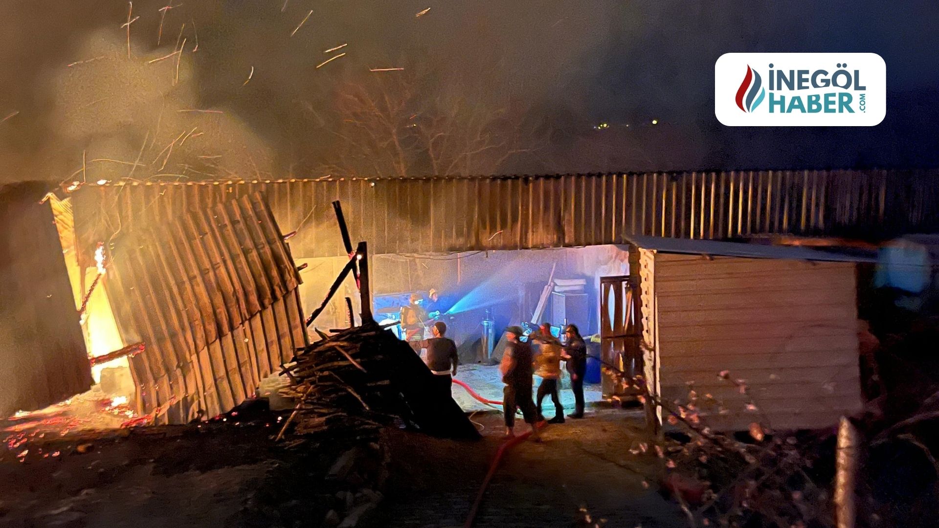 Bursa'nın İnegöl ilçesinde gece saatlerinde çıkan yangın, kullanılmayan bir kereste