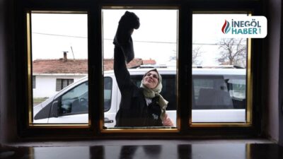 İnegöl Belediyesi Bayram Öncesi Yaşlılara Ev Temizliği Desteği Sağlıyor İnegöl Belediyesi, Ramazan Bayramı öncesinde ihtiyaç sahibi yaşlıların evlerinde temizlik