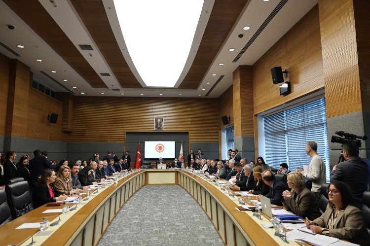 TBMM’ye Sunulan İlk “İklim Kanunu Teklifi”ne Muhalefetten Tepki Türkiye’nin ilk İklim Kanunu Teklifi, TBMM’ye sunuldu. CHP'li Orhan Sarıbal,