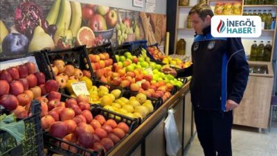 İnegöl’de zabıta manavları sıkı denetim altına aldı! İnegöl Belediyesi Zabıta Müdürlüğü ekipleri, Ramazan ayı kapsamında gıda denetimlerini
