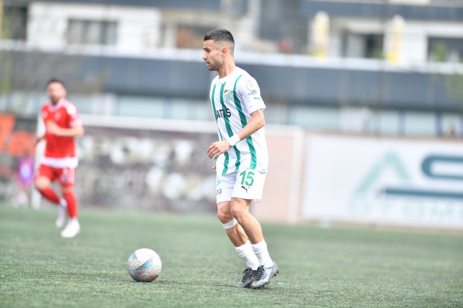 Bursaspor Fırtınası Durdurulamıyor: 4-0’lık Zafer! Bursa'nın göz bebeği Bursaspor, Kemerkent Bulvarspor'u tarihi bir skorla devirdi.
