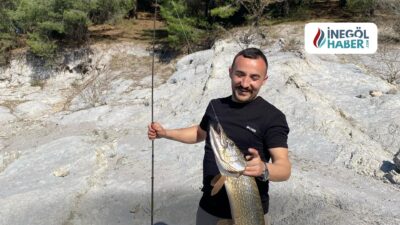 Bursa'nın İnegöl ilçesinde amatör balıkçı Emre Ceylan, 1 metre uzunluğunda