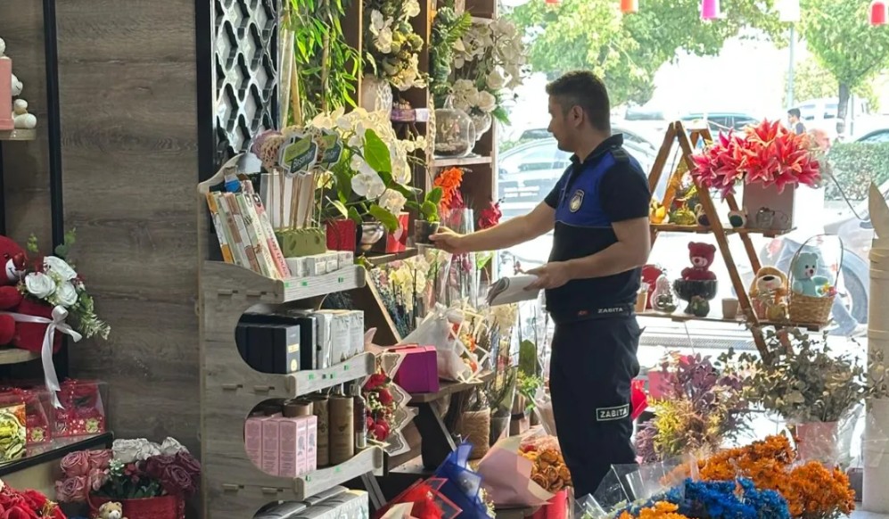 İnegöl’de zabıta çiçekçileri denetledi İnegöl Belediyesi tarafından yapılan inceleme kararı sonrasında Zabıta Ekipleri tarafından