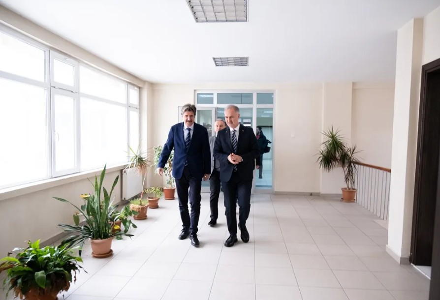 uludag universitesi rektoru ve inegol belediyesi baskani alper taban kampusu dolasiyor